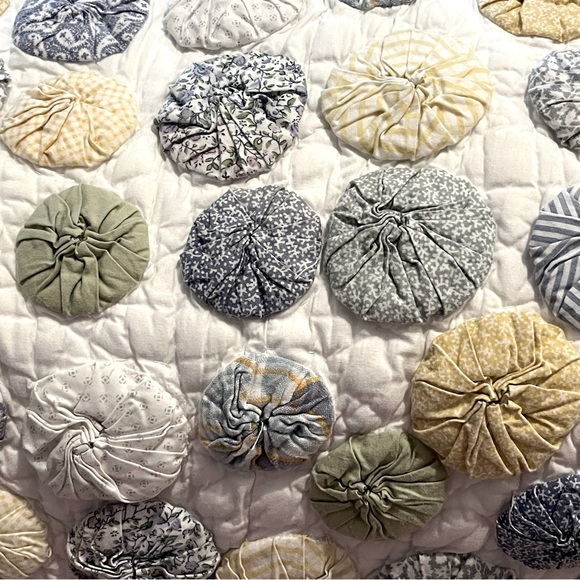 Rare!! Pottery Barn Handmade Yo-Yo Puff Quilt 90”x90” - Picture 6 of 15